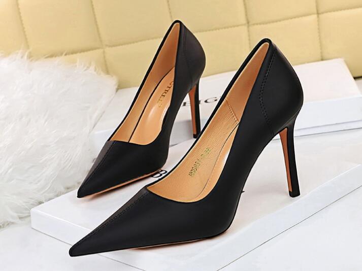 Outlet Vintage style European fashion  high heels shallow mouth pointed toe thin high heels