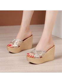 Fashion large yard gold slippers for women