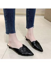 Pointed wears outside round slippers for women