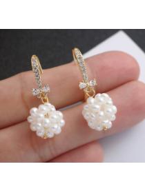 Outlet Fashion temperament natural freshwater pearl earrings ladies pearl hand-woven ball ear buckle