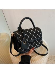 Outlet Single-shoulder messenger bag simple and fashionable embroidered thread portable small square bag