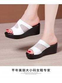 Outlet thick bottom waterproof platform hollow mesh patent leather outer wear slippers