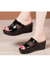 Outlet thick bottom waterproof platform hollow mesh patent leather outer wear slippers