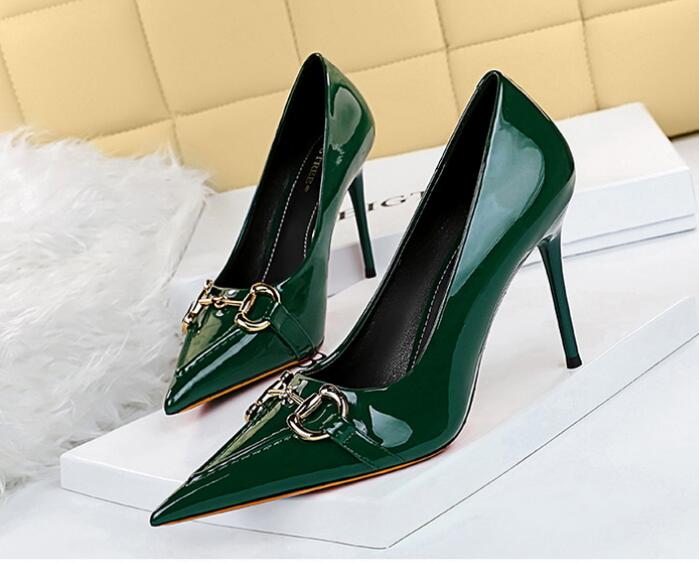 Outlet Korean fashion high-heeled glossy patent leather shallow mouth pointed metal buckle shoes