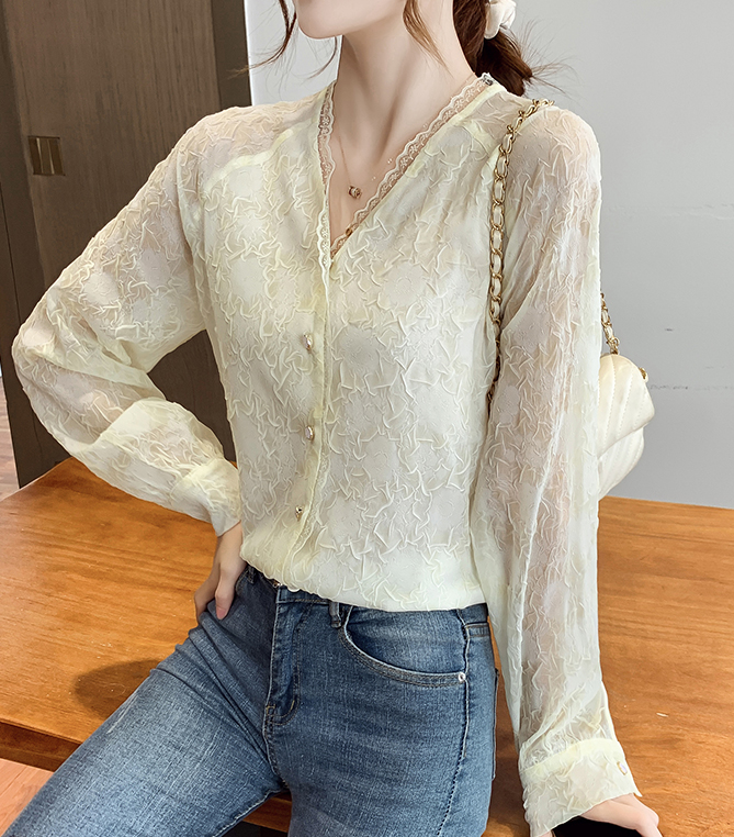 Vintage style lace bottoming shirt for women