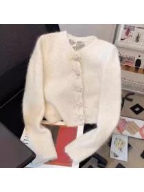 Loose cardigan with pearl button knit